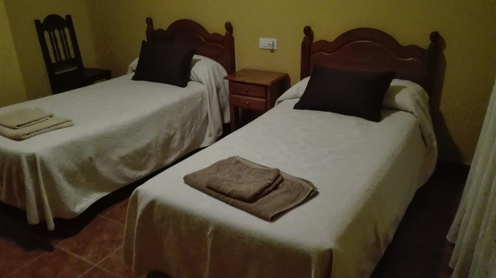 Hostal La Aldaba Montearagon Exterior foto